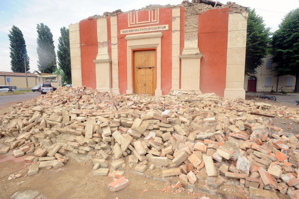 Escombros frente a la iglesia de Buonacompra después del terremoto el 20 de mayo de 2012 en Ferrara, Italia.  (Foto: Roberto Serra/Iguana Press/Getty Images)