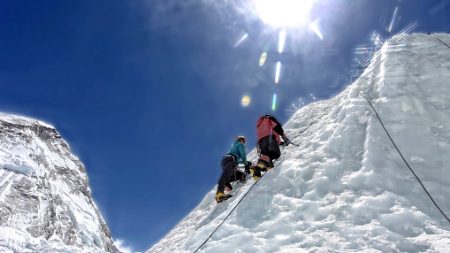 Las razones que explican por qué este es el peor momento para escalar el Everest (Video)