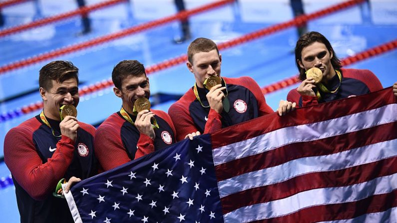 Medallista de oro de los E.E.U.U. Cody Miller, Michael Phelps, Ryan Murphy, Nathan Adrian en Río 2016. (crédito de foto debe leer MARTIN BUREAU/AFP/Getty Images)