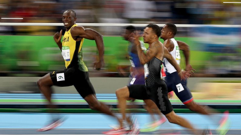 Usain Bolt de Jamaica compite en la semifinal de los 100 metros masculino el día 9 de los Juegos Olímpicos de Río 2016 en el Estadio Olímpico el 14 de agosto de 2016 en Río de Janeiro, Brasil. (Cameron Spencer / Getty Images)
