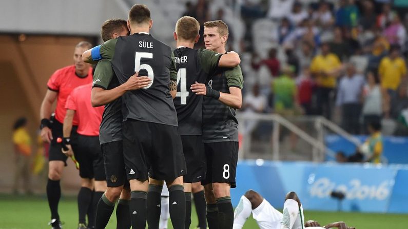 Los jugadores de Alemania celebran victoria 2-0 sobre Nigeria (crédito de foto debe leer NELSON ALMEIDA/AFP/Getty Images)