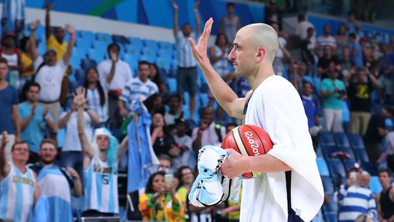 Manu Ginobili, # 5 de la Argentina, saluda a los aficionados después de perder ante los Estados Unidos durante el partido de básquet de hombres de cuartos de final en el Carioca Arena 1 en el día 12 de los Juegos Olímpicos Río 2016, el 17 de agosto de 2016 en Río de Janeiro, Brasil. (Foto por Tom Pennington / Getty Images)