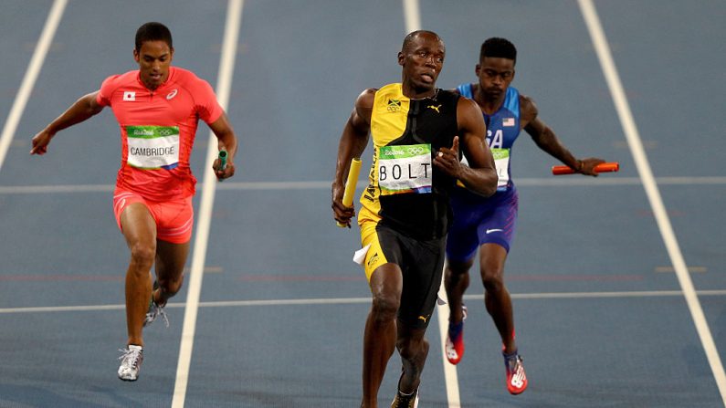 Usain Bolt de Jamaica cruza la meta en 4 los hombres x 100 m relevo Final. (Foto por Ian Walton/Getty Images)