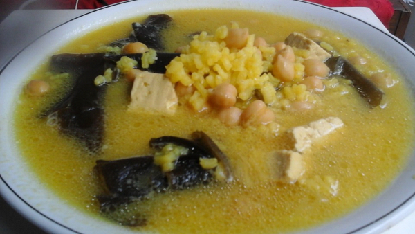 Arroz caldoso de alga kombu, tofu y garbanzos. (La Paella de Boro)