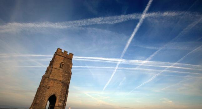 Chemtrails en el cielo encima de la torre de San Miguel, cerca de Glastonbury, Inglaterra. (Matt Cardy / Getty Images)