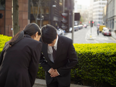 Saludo de reverencia oriental: la cultura del respeto. Foto: Adrian Weinbrecht/Getty Images