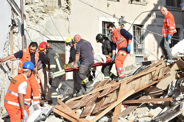 Rescatistas buscando sobrevivientes entre los escombros del terremoto de Itaia. Foto: Giusseppe Bellini/Getty Images