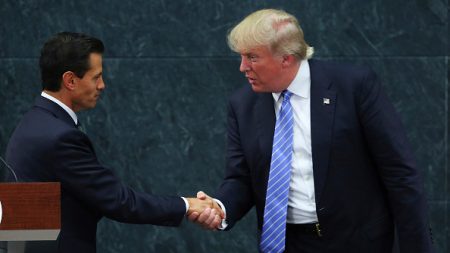 En su reunión con Peña Nieto, Donald Trump insistió con poner un muro en la frontera común