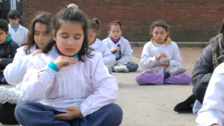 Escuela de Uruguay enseña meditación a los niños para hacer frente a la violencia y al bullying