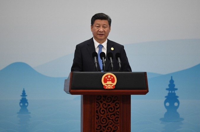 
El presidente chino, Xi Jinping (centro) asiste a la sesión de apertura de la cuarta reunión del Comité Nacional Doceavo de la Conferencia Consultiva Política del Pueblo Chino (CPPCC) en el Gran Palacio del Pueblo en Beijing el 3 de marzo de 2016. (JOHANNES EISELE / AFP /Getty Images)