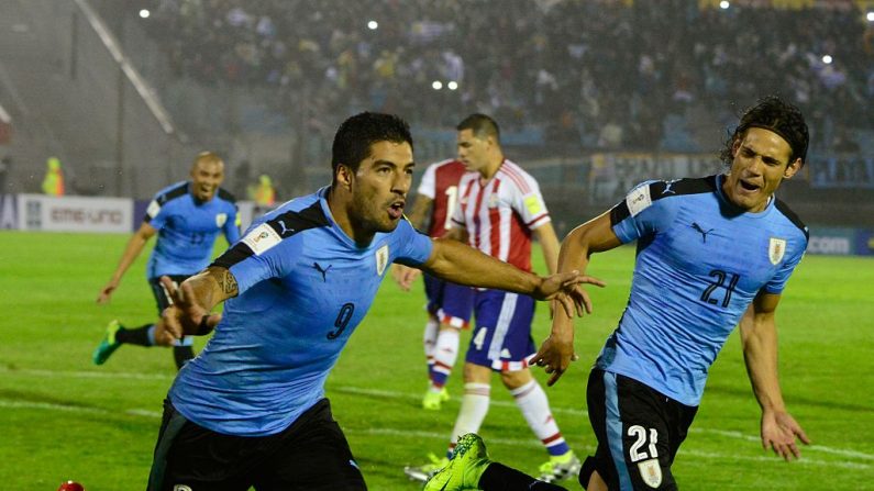 Luis Suárez y su compañero de equipo Edinson Cavani de Uruguay (Foto: PABLO PORCIUNCULA/AFP/Getty Images)