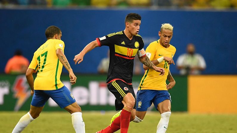James Rodríguez (C) de Colombia entre Taison (L) y Neymar de Brasil (crédito de foto debe leer CHRISTOPHE SIMON/AFP/Getty Images)