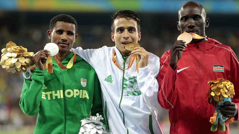 Plata Tamiru Demisse de Etiopía, oro Abdellatif Baka de Argelia y bronce Henry Kirwa de Kenia, en 1500 m hombres. (Foto por Alexandre Loureiro/Getty Images)