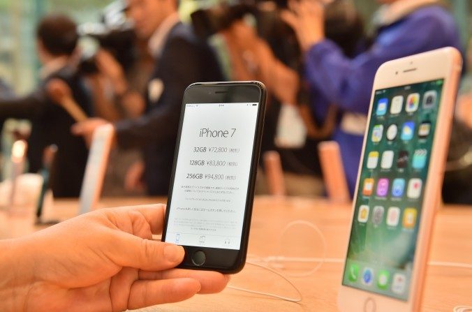 El iPhone 7 (izq.) y el 7 Plus (der.). Hackers rusos están atacando varias empresas internacionales, entre ellas Apple, Ebay y Amazon. (Kazuhiro Nogi/AFP/Getty Images)