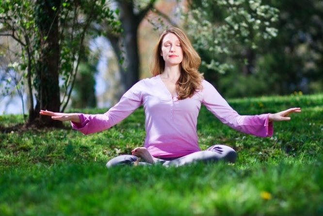 Se ha demostrado que la meditación tiene un efecto significativo en el bienestar mental y físico. (Jeff Nenarella/La Gran Época)