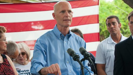 Scott: Debemos prepararnos para un impacto directo del huracán Matthew