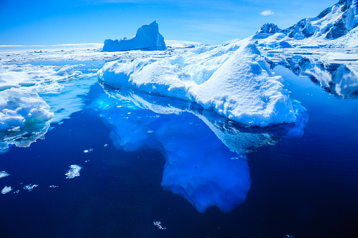El hielo de la Antártida se hunde en agua caliente (foto Kelly Cheng/Getty Images)
