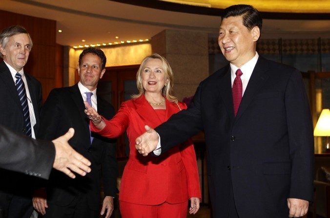 El líder chino Xi Jinping se reúne con la secretaria de estado de EE.UU. Hillary Clinton, el secretario del Tesoro de EE.UU., Timothy Geithner (2ª a la derecha) y otros delegados durante una reunión en el hotel Diaoyutai State Guesthouse en Beijing el 3 de mayo de 2012. Xi en ese entonces ocupaba el cargo de vicepresidente. (Jason Lee / AFP / GettyImages)
