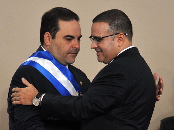 Imagen de archivo del 1 de junio de 2009, donde se ve a Tony Saca en su último día como presidente de El Salvador. Saca fue arrestado este domingo acusado de varios delitos. (Foto: YURI CORTEZ/AFP/Getty Images)