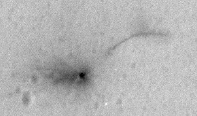 ¿Qué es ese extraño arco oscuro que aparece a la derecha del cráter provocado por Schiaparelli en el suelo marciano?  NASA