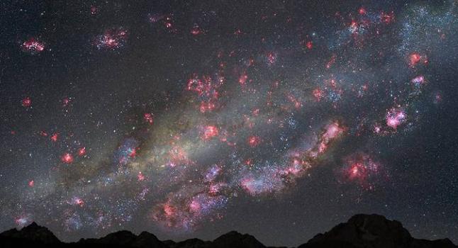 Recreación artística del cielo nocturno de un planeta hipotético dentro de una joven Vía Láctea, hace unos 10 millones de años. El cielo está en llamas por el nacimiento de numerosas estrellas. Nubes de gas de color rosa albergan estrellas recién nacidas, y las de color azul-blanco, a los jóvenes cúmulos de estrellas que cubren el paisaje. (NASA/ESA/Z. Levay - STScI)