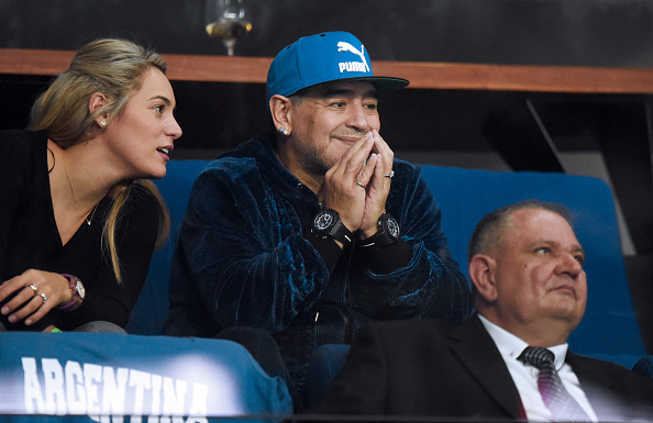 Maradona, ex jugador de la selección argentina, junto a su novia Rocío Oliva en la Copa Davis 2016 en Zagreb, 25 de noviembre de 2016.  (STRINGER/AFP/Getty Images)