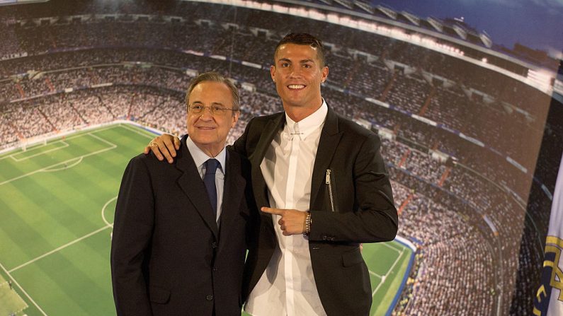 Cristiano Ronaldo del Real Madrid abraza club presidente Florentino Pérez (Foto de Denis Doyle/Getty Images)