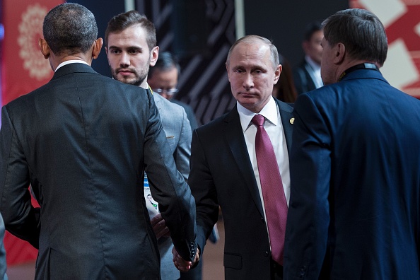 Barack Obama y Vladimir Putin al inicio de la cumbre de líderes del APEC. (Foto: BRENDAN SMIALOWSKI/AFP/Getty Images)