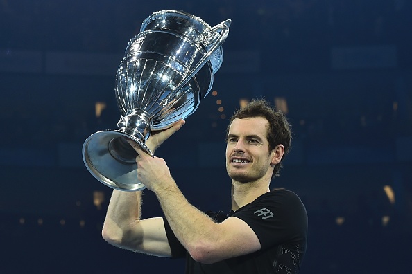 El británico Andy Murray levanta el trofeo ATP World Number One después de ganar la final masculina de singles ante el serbio Novak Djokovic en el octavo y último día del torneo ATP World Tour Finals en Londres el 20 de noviembre de 2016. (GLYN KIRK/AFP/Getty Images)