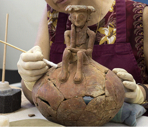 Arqueólogos descubren en Yehud una jarra con una estatuilla que apodaron 'El Pensador', de 4.000 años de antigüedad, en Israel. (Imagen de Video de Israel Antiquities Authority Official Channel)