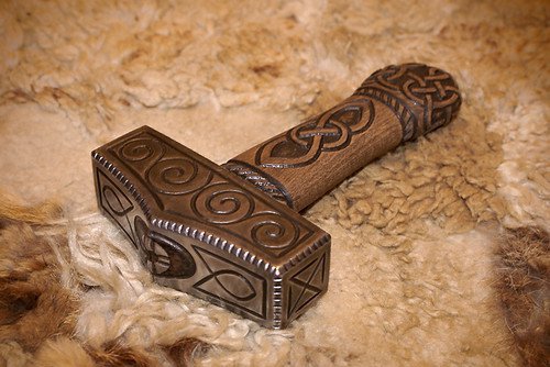 El objeto más representativo de Thor y su arma preferida es el martillo de guerra Mjolnir, creado por enanos, y que nunca falla en su blanco. 
