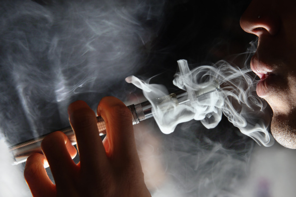 Los cigarros electrónicos con carga de batería transforman la nicotina líquida en vapor inhalable, sin el alquitrán dañino de los cigarros convencionales. (Foto: Dan Kitwood/Getty Images)