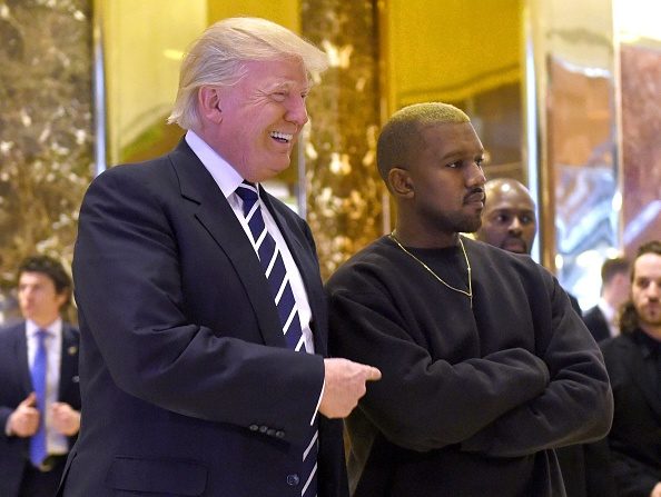 El presidente electo Donald Trump y el rapero Kanye West posan para la prensa luego de reunirse en la Trump Tower el 13 de diciembre, en Nueva York, Estados Unidos. (TIMOTHY A. CLARY/AFP/Getty Images)