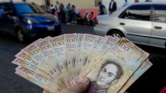 Venezolanos en Miami lanzaron desde edificio billetes de Bs 100 (Video)