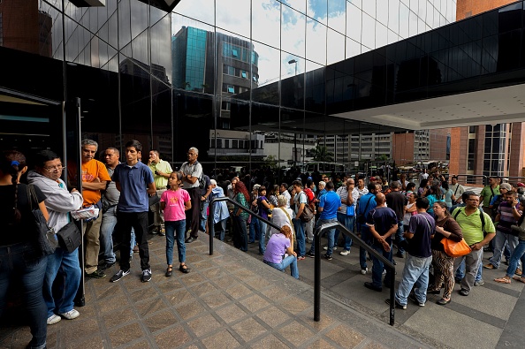 Personas haciendo cola para poder canjear los 100 bolívares. Foto: FEDERICO PARRA/AFP/Getty Images