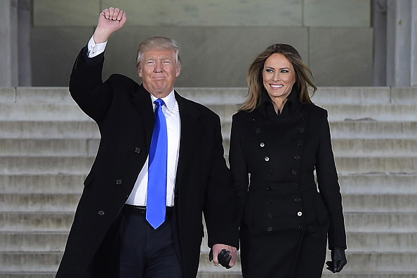 Donald Trump junto a su esposa Melania en el Lincoln Memorial en Washington, DC, el 19 de junio de 2017. (MANDEL NGAN/AFP/Getty Images)