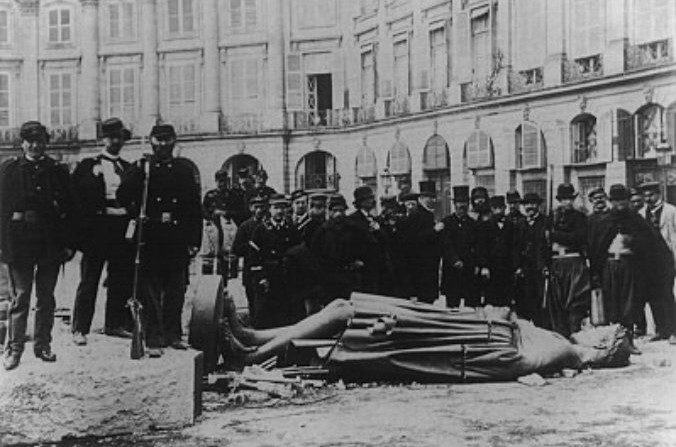 La columna de Napoleón I derribada en la plaza Vendôme durante la comuna de París en 1871. (Andre Adolphe Eugene Disderi/dominio público)