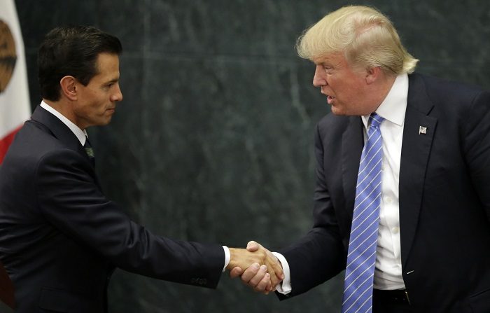 Peña Nieto y Donald Trump en su encuentro del 31 de agosto de 2016 en México. (YURI CORTEZ/AFP/Getty Images)