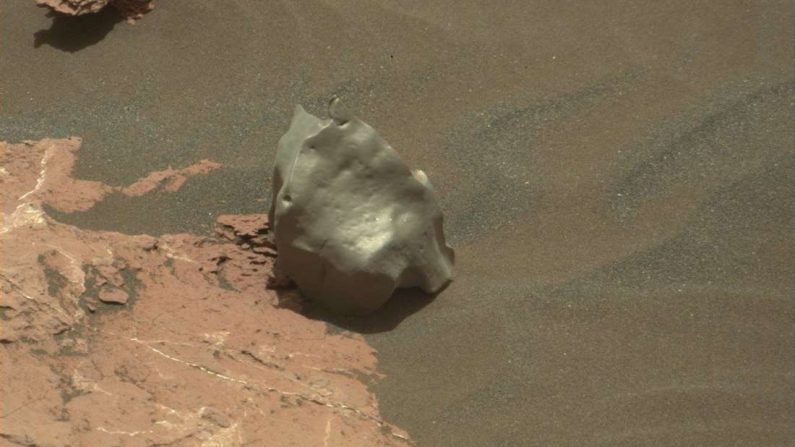 El meteorito encontrado por el Rover Curiosity en el Monte Sharp el pasado 12 de enero parece ser metálico, con regmaglitos sobre su superficie. Credit: NASA/JPL-Caltech/MSSS