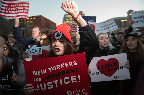 Un grupo de manifestantes protestando en NY por la medida tomada por el presidente Trump de vetar temporalmente el ingreso de inmigrantes, principalmente de origen musulmán. (Foto: BRYAN R. SMITH/AFP/Getty Images)