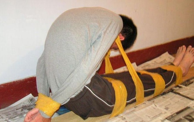 Una muestra de una forma de tortura utilizada contra los practicantes de Falun Gong en China. (Minghui)