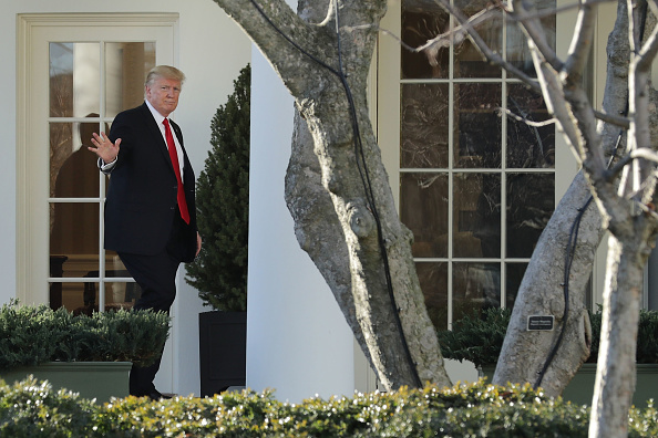El presidente estadounidense Donald Trump entra a la Casa Blanca el 25 de de enero de 2017, Washington DC, Estados Unidos. (Chip Somodevilla / Getty Images)