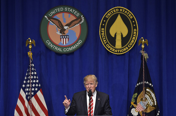 El presidente estadounidense Donald Trump habla después de una visita al Comando Central de Estados Unidos y el Comando de Operaciones Especiales en MacDill Air Force Base el 6 de febrero de 2017 en Tampa, Florida. (MANDEL NGAN / AFP / Getty Images)