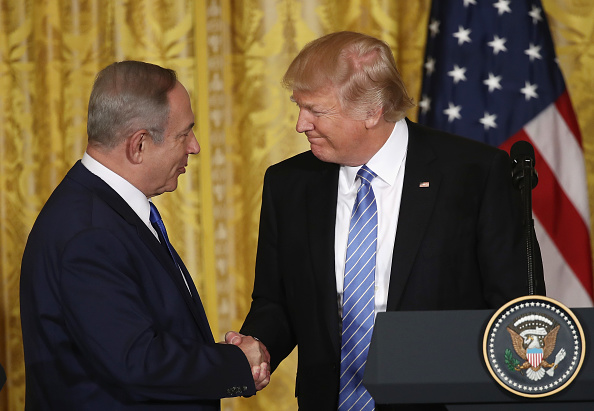 El presidente estadounidense, Donald Trump (Der.), y el primer ministro de Israel, Benjamin Netanyahu (Izq.), se dan la mano durante la conferencia de prensa conjunta en el Salón Este de la Casa Blanca, el 15 de febrero de 2017, en Washington DC. (Win McNamee / Getty Images)