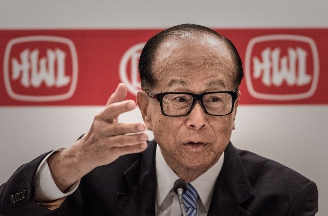 Li Ka-shing, magnate de Hong Kong, en una conferencia de prensa en Hong Kong el 26 de febrero de 2015. El 19 de febrero de 2017, Li declinó apoyar públicamente a un candidato para las elecciones de jefe ejecutivo de Hong Kong en marzo. (Philippe López / AFP / Getty Images)