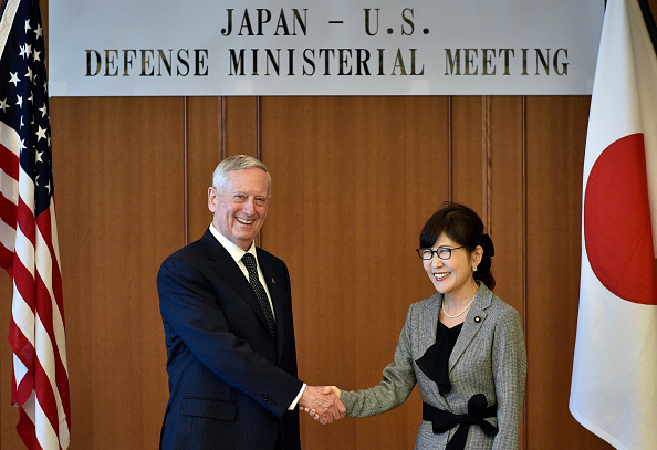 El secretario de Defensa estadounidense, Jim Mattis, se da la mano con la ministro de Defensa de Japón, Tomomi Inada, (Der.) después de la conferencia de prensa conjunta en el Ministerio de Defensa en Tokio el 4 de febrero de 2017. (Foto: FRANCK ROBICHON/AFP/Getty Images)