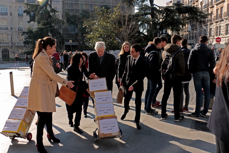El investigador canadiense David Kilgour lleva las cajas con algunas de las 251 mil firmas de españoles que pidieron que el Estado español se posicione frente a la sustracción forzada de órganos en China. (La Gran Época)