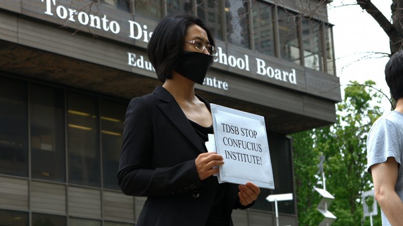 Una escena de la película "En el nombre de Confucio" muestra a Sonia Zhao protestando en el TDSB contra los Institutos Confucio. (Cortesía de "En el Nombre de Confucio")
