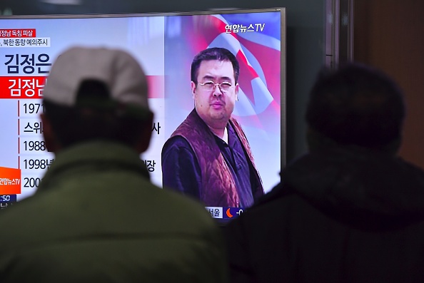 Personas mirando en la televisión las noticias que anuncian el asesinato de  Kim Jong-Nam, el medio hermano del líder norcoreano Kim Jong-un, en una estación de tren en Seúl el 14 de febrero de 2017. Foto: JUNG YEON-JE/AFP/Getty Images
