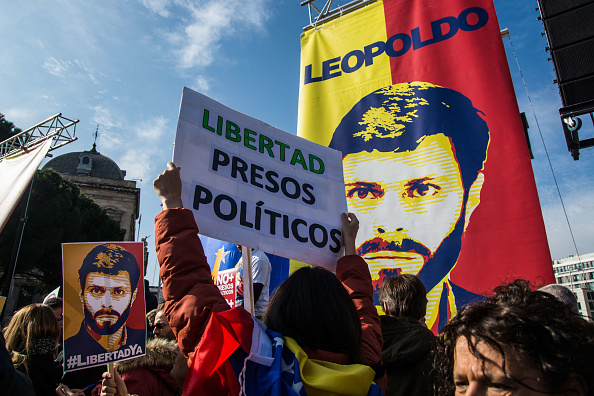 Venezolanos pidiendo por la liberación de presos políticos, en un marco de una crisis social, política y económica. Foto: Marcos del Mazo/LightRocket via Getty Images)
